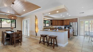 Rumah, Beberapa Tempat Tidur, patio, pemandangan samudra (Hale Nene) | Dapur pribadi