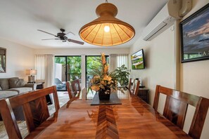 公寓客房, 1 張特大雙人床和 1 張沙發床, 熱水浴缸, 花園景觀 | 用餐區