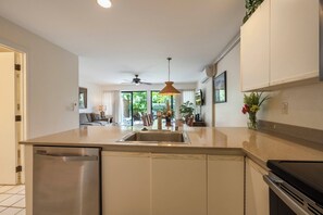 公寓客房, 1 張特大雙人床和 1 張沙發床, 熱水浴缸, 花園景觀 | 私人廚房 | 電冰箱、微波爐、烤箱、爐台