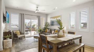 Townhouse, flere senger, terrasse, fjellutsikt (Happy Hawaiian) | Oppholdsområde | En 42-tommers Flatskjerm-TV med digitale kanaler
