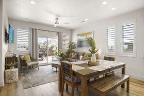 Maison mitoyenne, plusieurs lits, patio, vue montagne (Happy Hawaiian) | Coin séjour | Télévision à écran plat de 42 pouces avec chaînes numériques