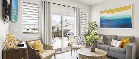 Townhome - flera sängar - uteplats - utsikt mot bergen (Happy Hawaiian) | Vardagsrum | 42-tums platt-tv med digitalkanaler