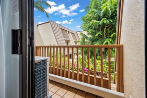 Condo, varias camas, hidromasaje, vista parcial al océano | Vista desde la habitación