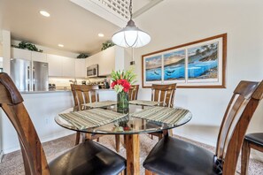 Condo, varias camas, hidromasaje, vista parcial al océano | Restaurantes