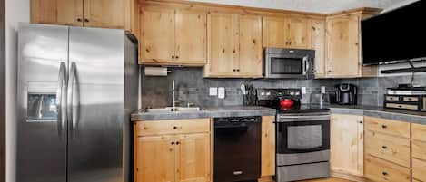 House, 1 Queen Bed, Patio, Garden View (Harmony Hills Retreat) | Private kitchen | Fridge, microwave, oven, stovetop