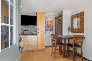 Casa, 1 cama Queen size, patio, vista al jardín (Harmony Hills Retreat) | Restaurantes