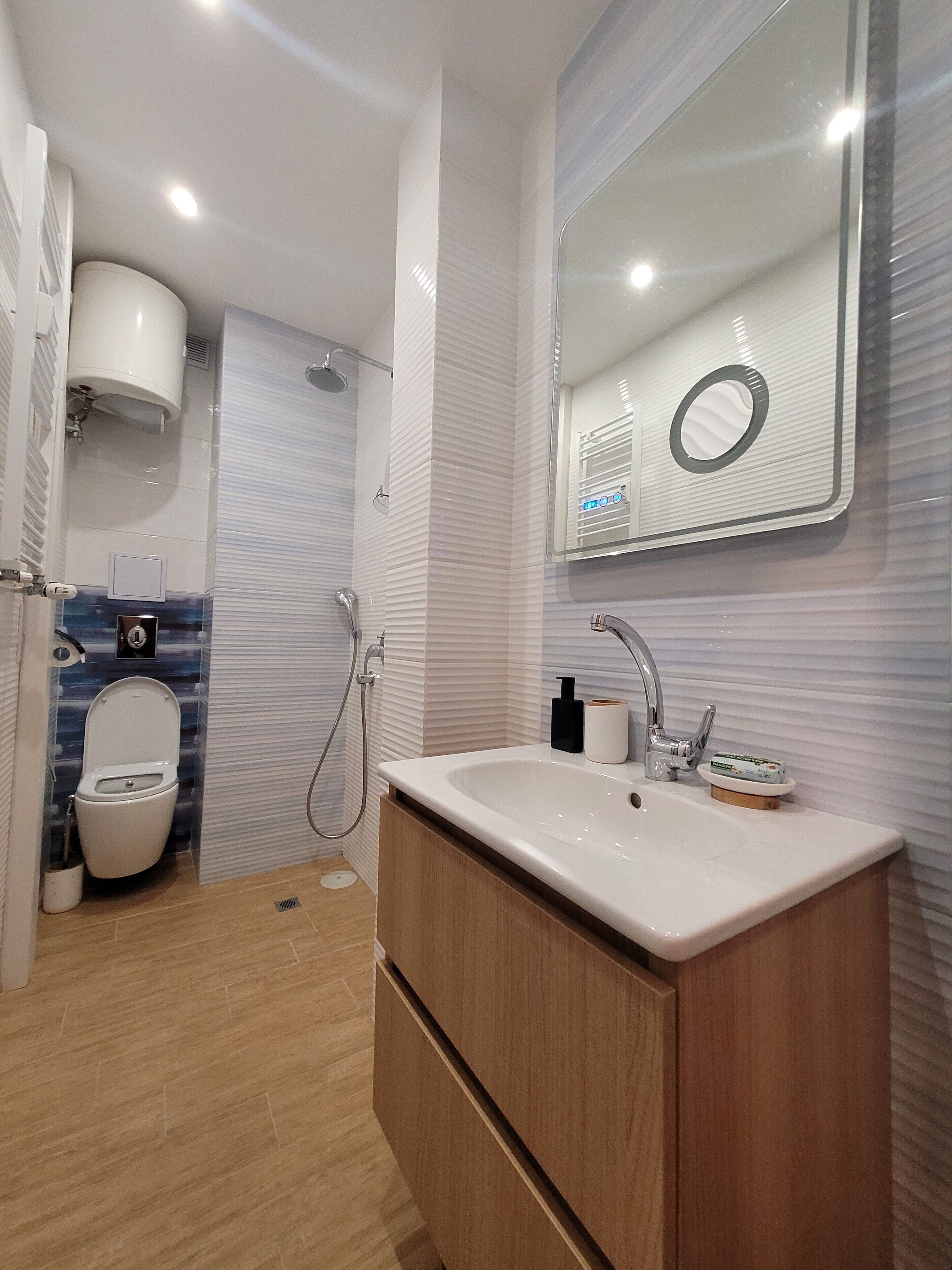 Bruser, hårtørrer, bidet, håndklæder