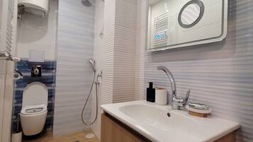 Bruser, hårtørrer, bidet, håndklæder