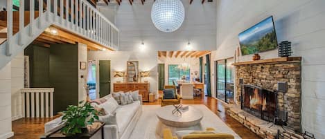 Kabin, Beberapa Tempat Tidur, patio, pemandangan gunung (Heavenly Hideaway) | Area keluarga | Televisi layar datar 42-inci dengan saluran TV digital dan perapian