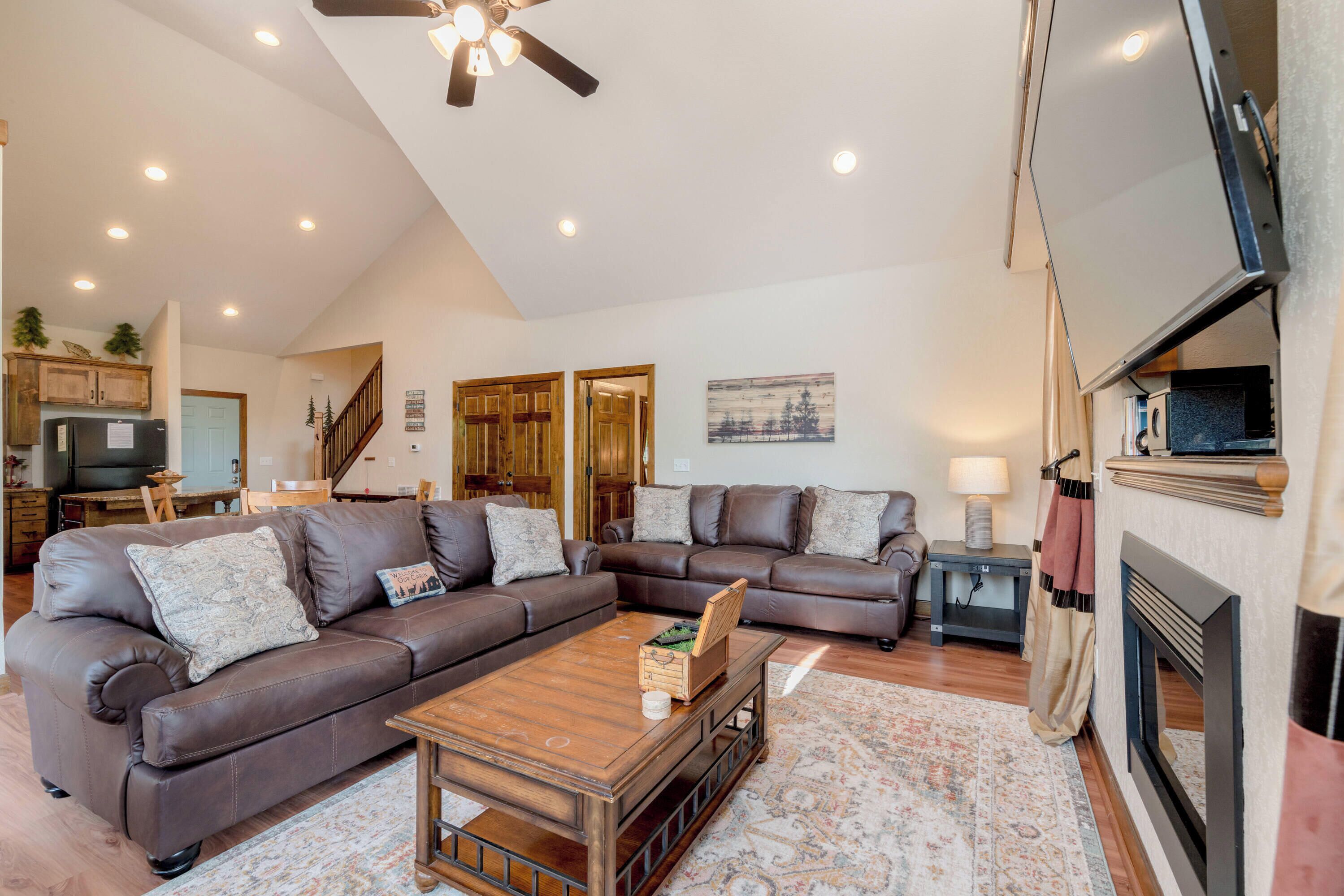 ハウス ベッド (複数台) パティオ ガーデンビュー (Hickory Hideaway) | リビング エリア | 42 インチの薄型テレビ (デジタル放送視聴可)、暖炉