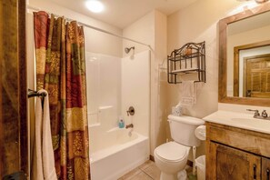 House, Multiple Beds, Patio, Garden View (Hickory Hideaway) | Bathroom | Deep soaking tub, hair dryer, towels