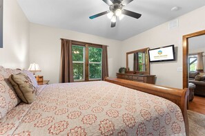 House, Multiple Beds, Patio, Garden View (Hickory Hideaway) | 4 bedrooms, individually decorated, individually furnished, free WiFi - Hickory Hideaway - Communal Pool Access (Hollister)