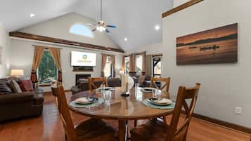 House, Multiple Beds, Patio, Garden View (Hickory Hideaway) | Dining