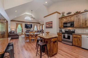 Casa, varias camas, patio, vista al jardín (Hickory Hideaway) | Interior