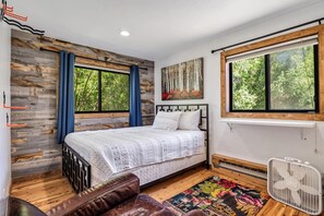 2 bedrooms, desk, WiFi, bed sheets