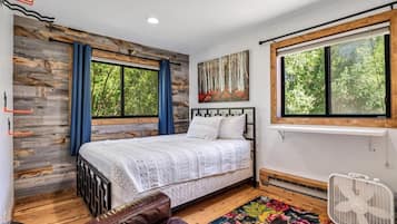 2 bedrooms, desk, WiFi, bed sheets