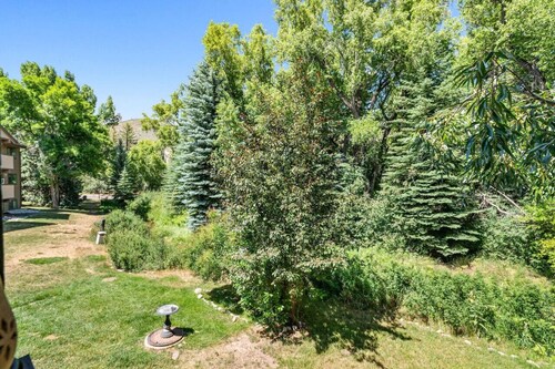 Modern Mountain Riverfront Condo, Walk to Lift