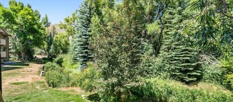 Modern Mountain Riverfront Condo, Walk to Lift