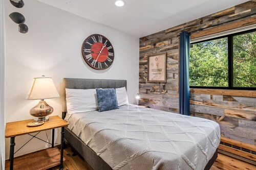 Modern Mountain Riverfront Condo, Walk to Lift
