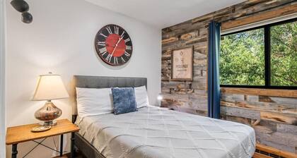 Modern Mountain Riverfront Condo, Walk to Lift