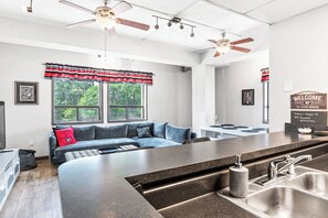 TV màn hình phẳng 65-inch có truyền hình kỹ thuật số