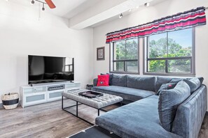 Condo, 2 giường cỡ queen, bếp, quang cảnh thành phố (Home Is Where the Arch is) | Khu phòng khách | TV màn hình phẳng 65-inch có truyền hình kỹ thuật số