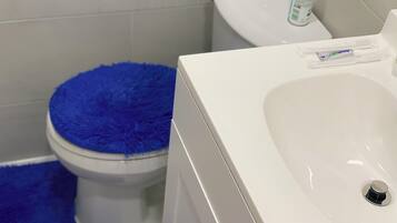 Haartrockner, Handtücher, Seife, Shampoo