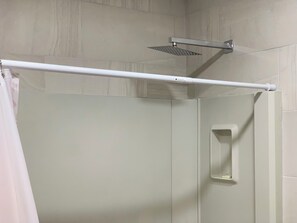 Haartrockner, Handtücher, Seife, Shampoo