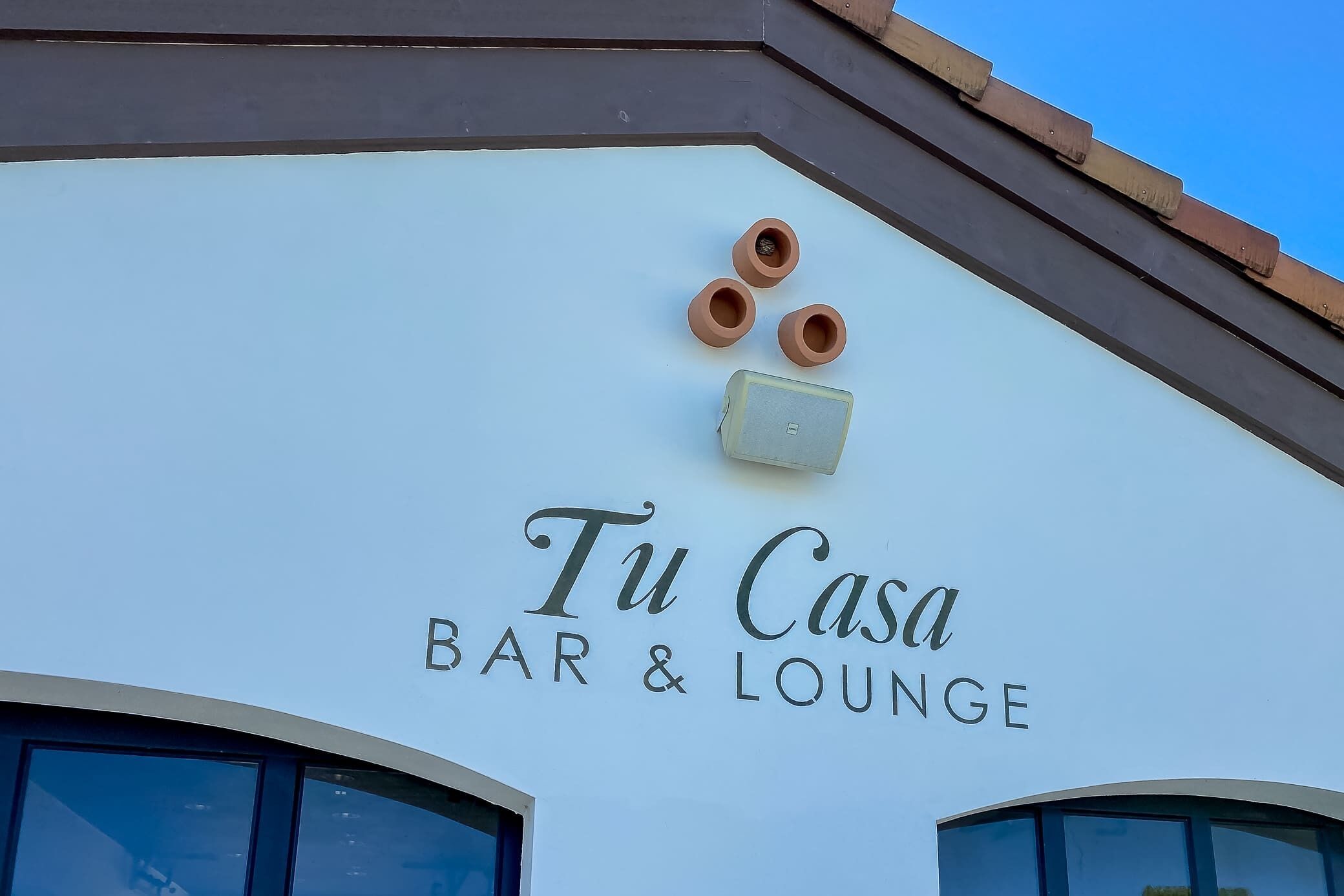 Ένα κτίριο με μια επιγραφή που γράφει: «Tu Casa BAR & LOUNGE».