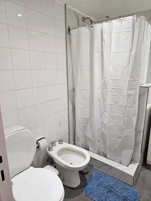 Secador de pelo, toallas, jabón, papel higiénico