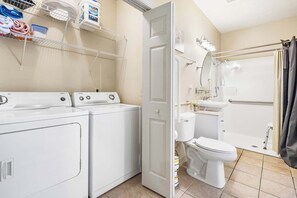 Townhome, Multiple Beds, Balcony, Mountain View (Honey Bee Inn ) | Bathroom | Jetted tub, hair dryer, towels