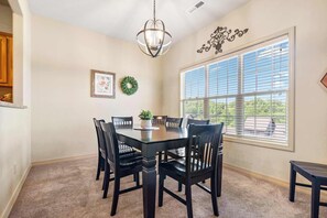 Townhome, Multiple Beds, Balcony, Mountain View (Honey Bee Inn ) | Dining