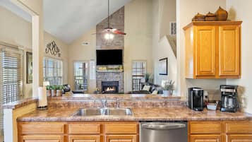 Townhome, Multiple Beds, Balcony, Mountain View (Honey Bee Inn ) | Private kitchen | Coffee/tea maker