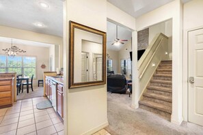 Townhouse, Beberapa Tempat Tidur, balkon, pemandangan gunung (Honey Bee Inn ) | Interior