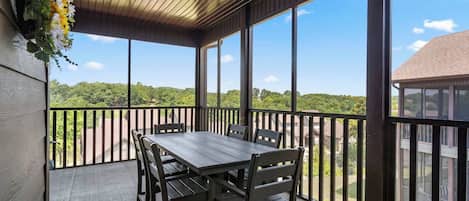 Townhome, Multiple Beds, Balcony, Mountain View (Honey Bee Inn ) | Outdoor dining