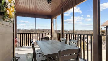 Townhome, Multiple Beds, Balcony, Mountain View (Honey Bee Inn ) | Outdoor dining
