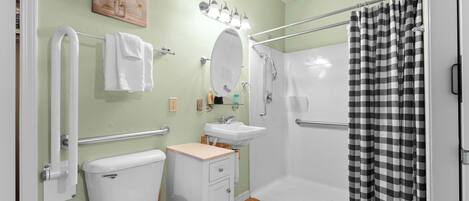 Stadtwohnung, Mehrere Betten, Balkon, Bergblick (Honey Bee Inn ) | Badezimmer | Whirlpool, Haartrockner, Handtücher