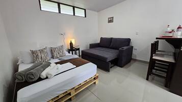 Deluxe Studio, 1 Bedroom, B