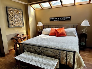 3 quartos, escrivaninha, ferros/tábuas de passar roupa