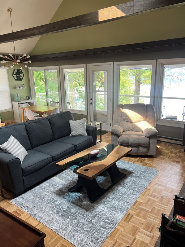 Téléviseur, foyer, table de baby-foot, livres