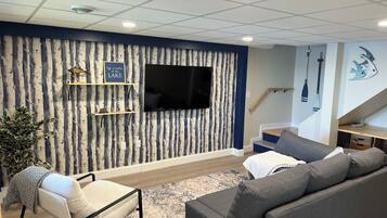 Televisión, chimenea, futbolito y libros