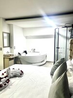 Deluxe szoba kétszemélyes ággyal, 1 king (extra méretű) franciaágy, nemdohányzó, hidromasszázskád | Prémium ágynemű, pehelypaplan, egyedi berendezés és ingyenes wifi