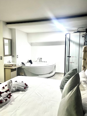 Quarto casal luxo, 1 cama King, para não fumantes, banheira de hidromassagem | 1 quarto, roupas de cama premium, edredons de pluma
