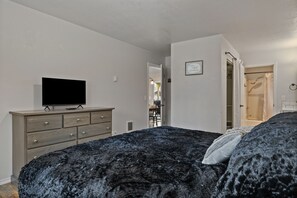 Cabin, Multiple Beds, Balcony | 3 bedrooms, individually decorated, individually furnished, free WiFi