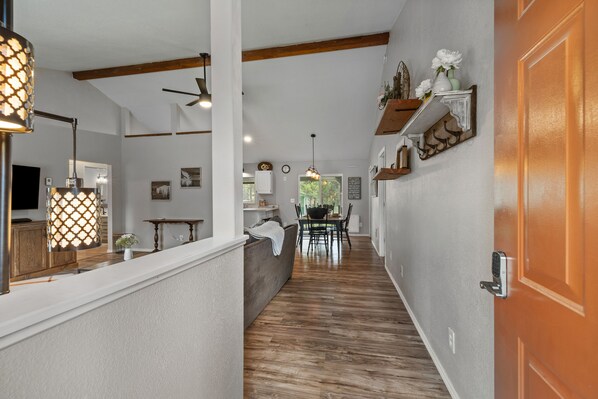 Interior - Labrador Retreat (Bend)