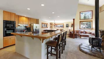 House, Multiple Beds, Balcony, Mountain View (Kitzbuhel Paradise) | Private kitchen | Fridge, microwave, oven, stovetop