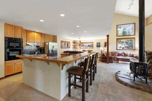 Casa, várias camas, sacada, vista para a montanha (Kitzbuhel Paradise) | Cozinha privada | Geladeira, micro-ondas, fogão, cooktop