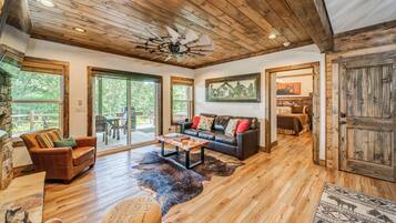 Cabin, Multiple Beds, Hot Tub, Mountain View | Living area