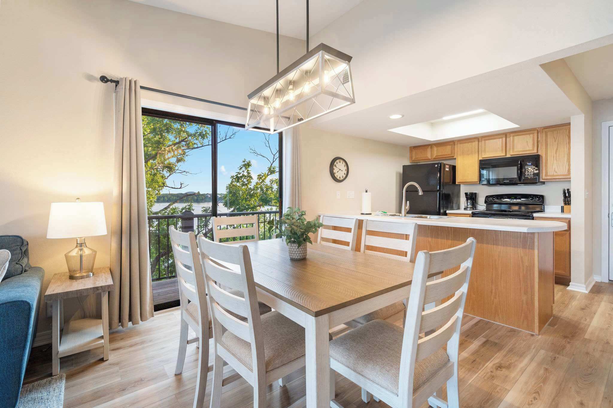 Kondominium, Beberapa Tempat Tidur, patio (Enjoy Lakeside Fun Lakeview At Table ) | Tempat makan