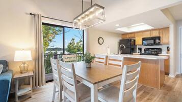 Kondominium, Beberapa Tempat Tidur, patio (Enjoy Lakeside Fun Lakeview At Table ) | Tempat makan